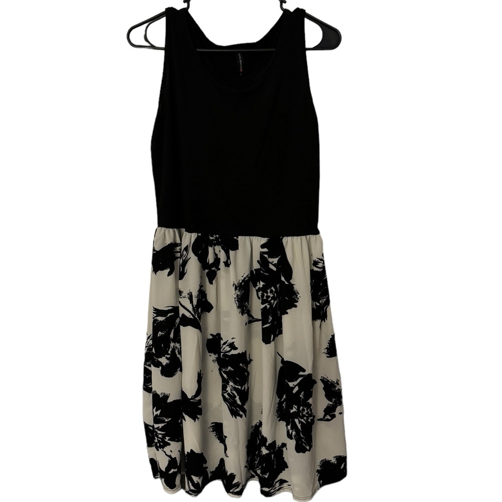 Women’s Dolce Bianca Sleeveless dress with Black flowers on cream skirt. Large